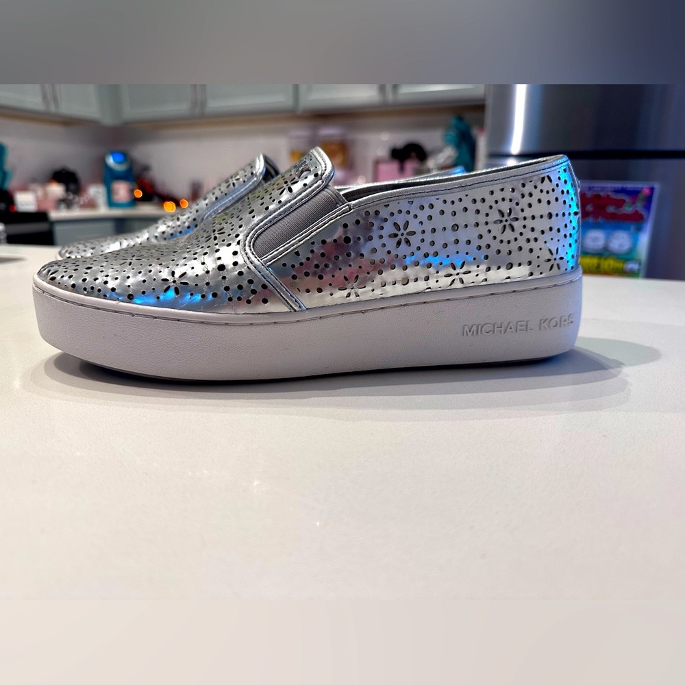 women’s size 9 Michael Kors Trent slip on lasered  mirror metallic platform